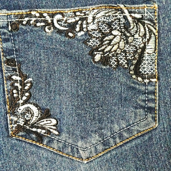 Jean's Denim embroidered jeans. - Picture 4 of 9